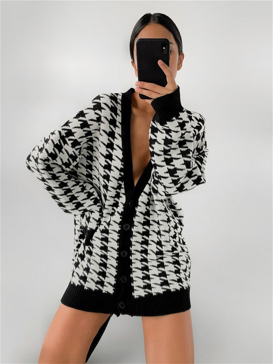 Women's chunky knit sweater with modern houndstooth pattern and button placket NOVAE