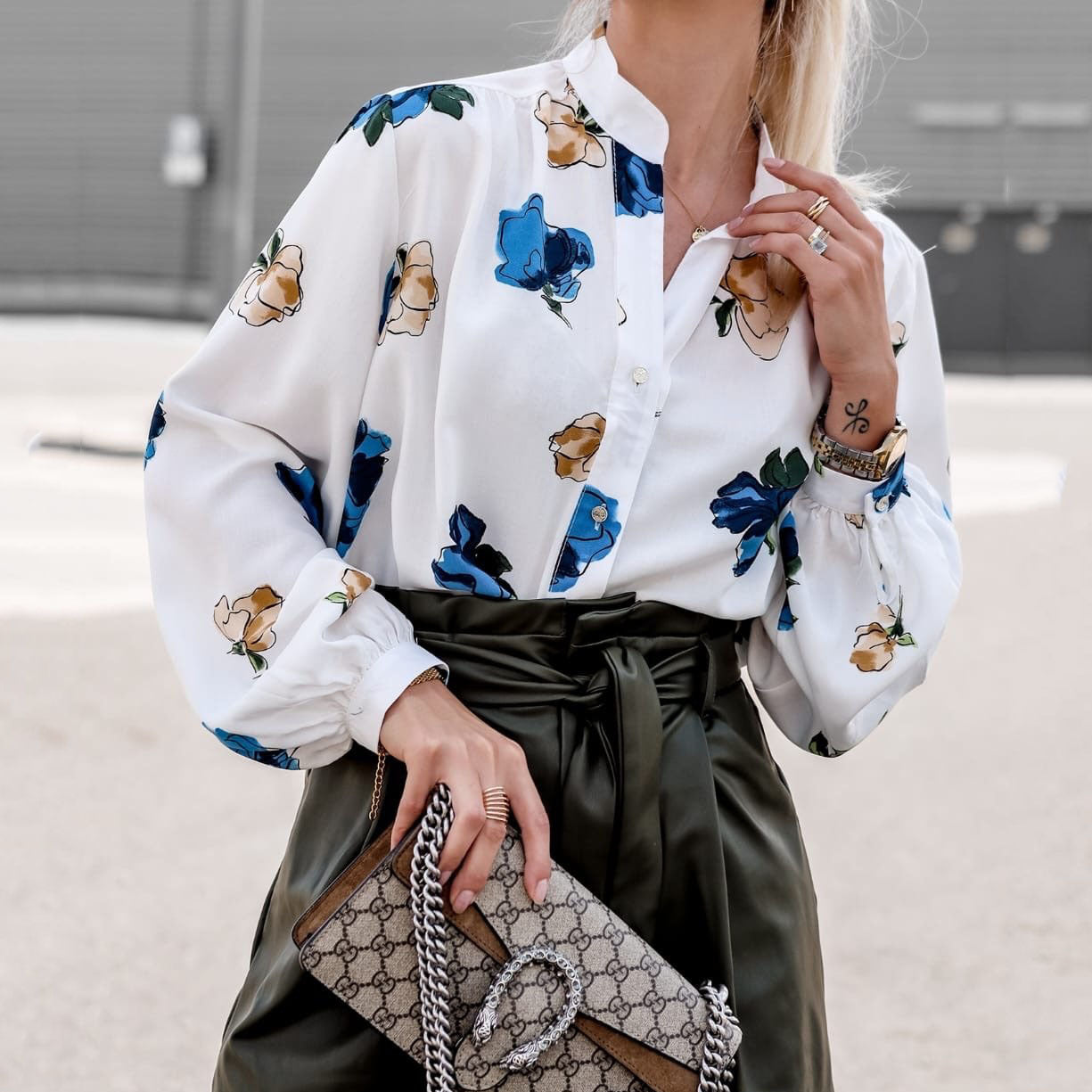 Women's elegant blouse with floral pattern and striking puff sleeves NOVAE