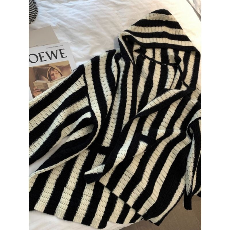 Women's Oversized Knit Poncho with Graphic Stripe Pattern NOVAE