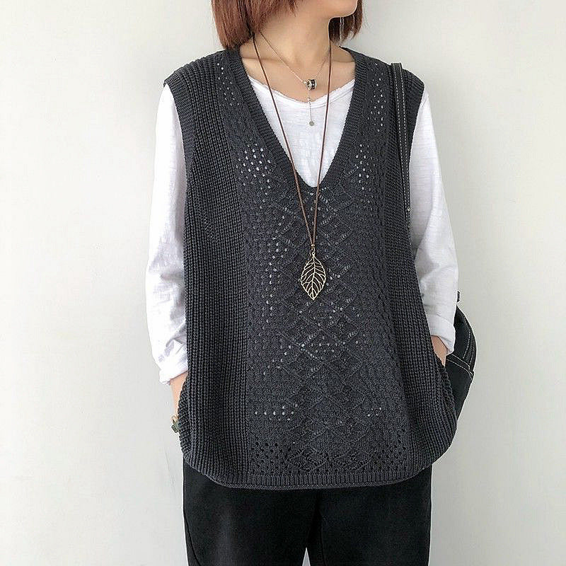 Women's knitted vest with deep V-neck and practical pockets NOVAE