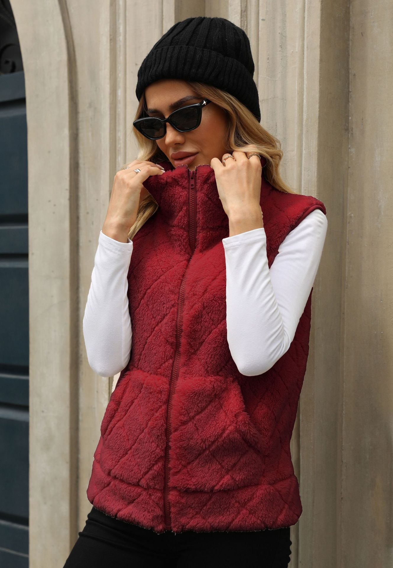 Women's fleece vest with modern quilted pattern and practical pockets NOVAE