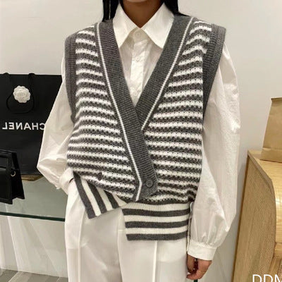 Women's knitted vest with V-neck and contrasting pattern NOVAE