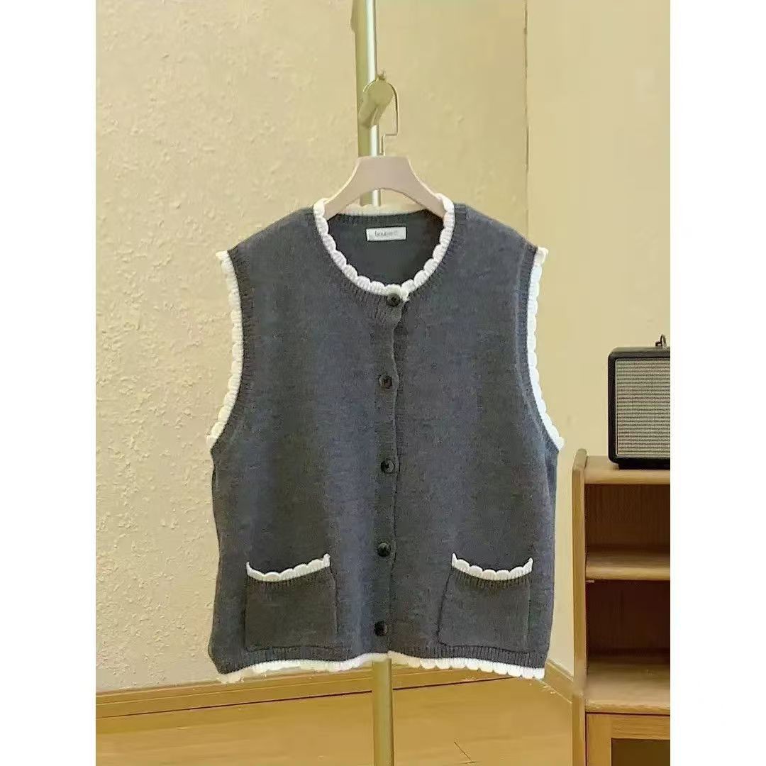 Women's knitted vest with contrasting details and pockets NOVAE