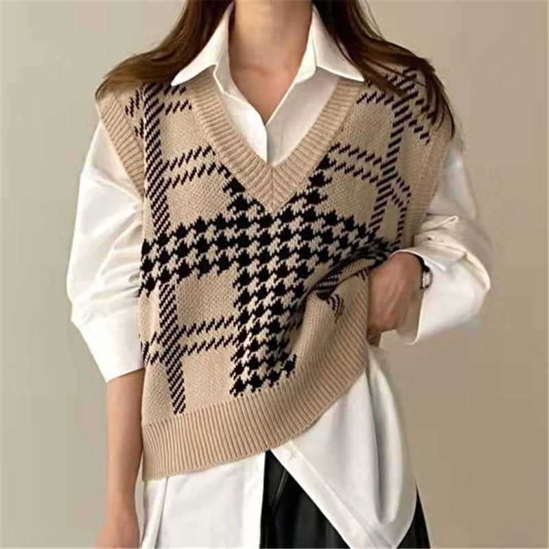 Women's knitted vest with V-neck and modern houndstooth pattern NOVAE