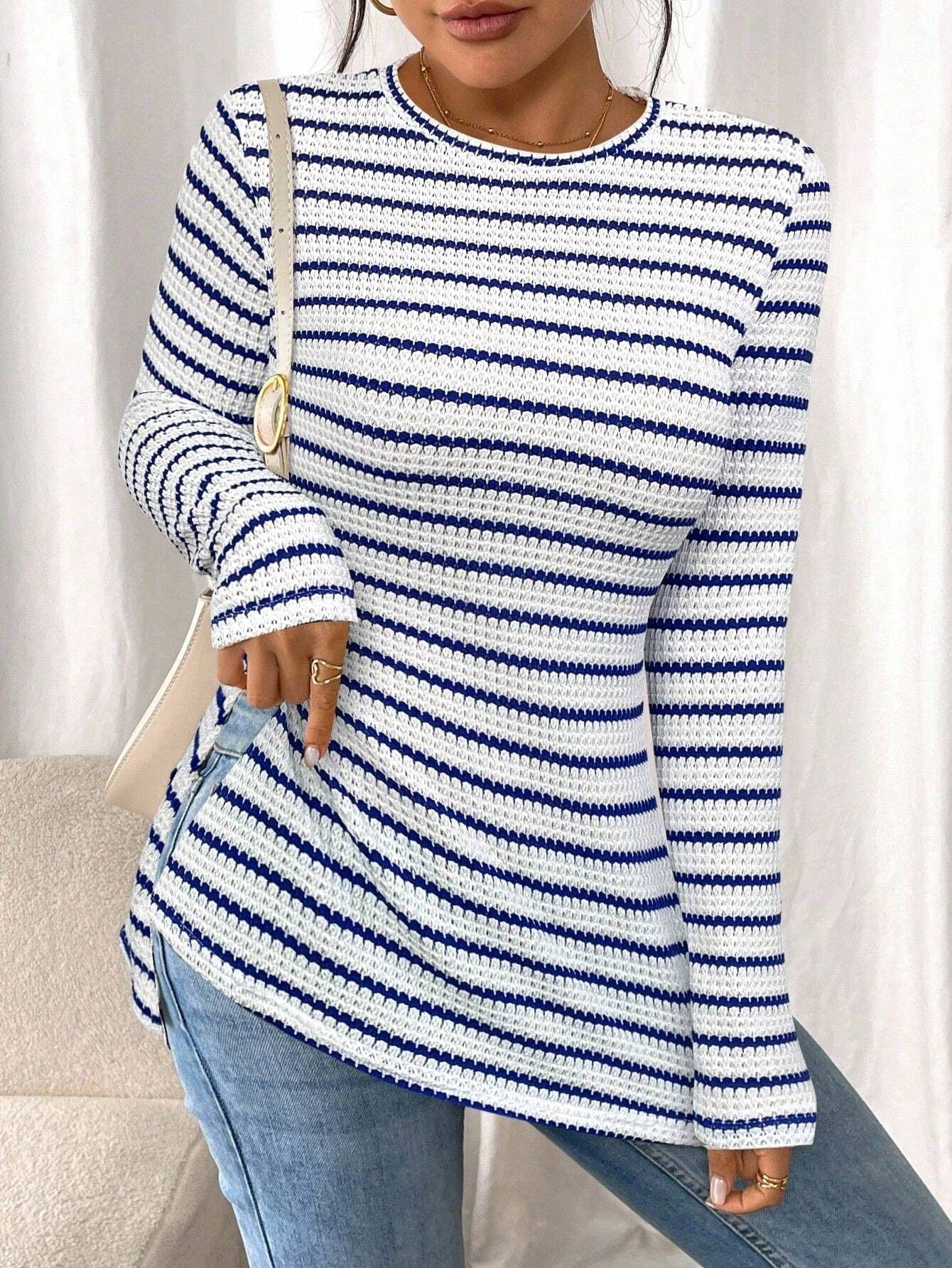 Women's long-sleeved shirt with a modern knit pattern and side slits NOVAE