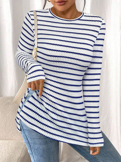 Women's long-sleeved shirt with a modern knit pattern and side slits NOVAE
