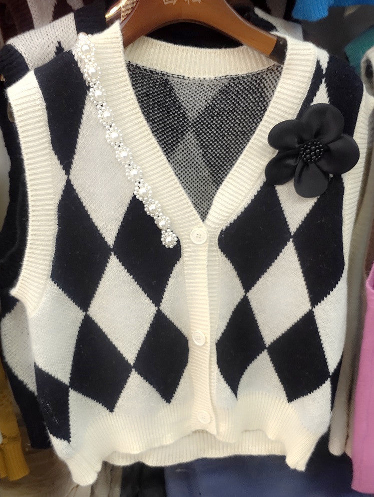 Women's knitted vest with a modern diamond pattern and elegant button detail NOVAE