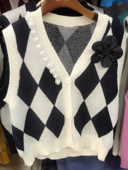 Women's knitted vest with a modern diamond pattern and elegant button detail NOVAE