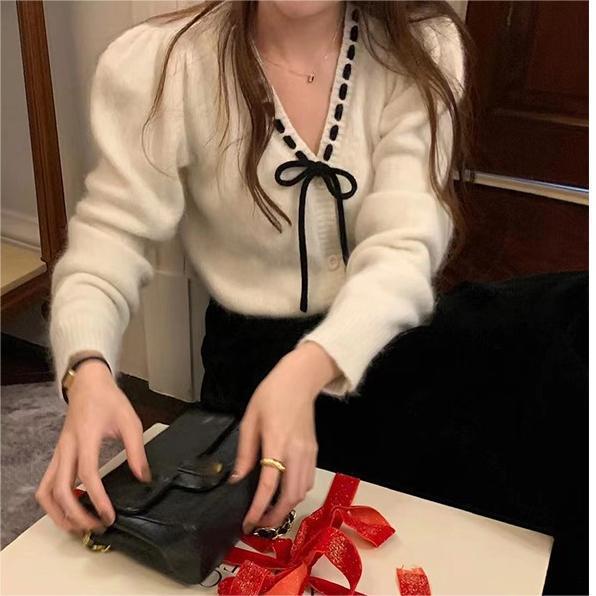 Women's cozy cardigan with contrasting buttons and elegant details NOVAE