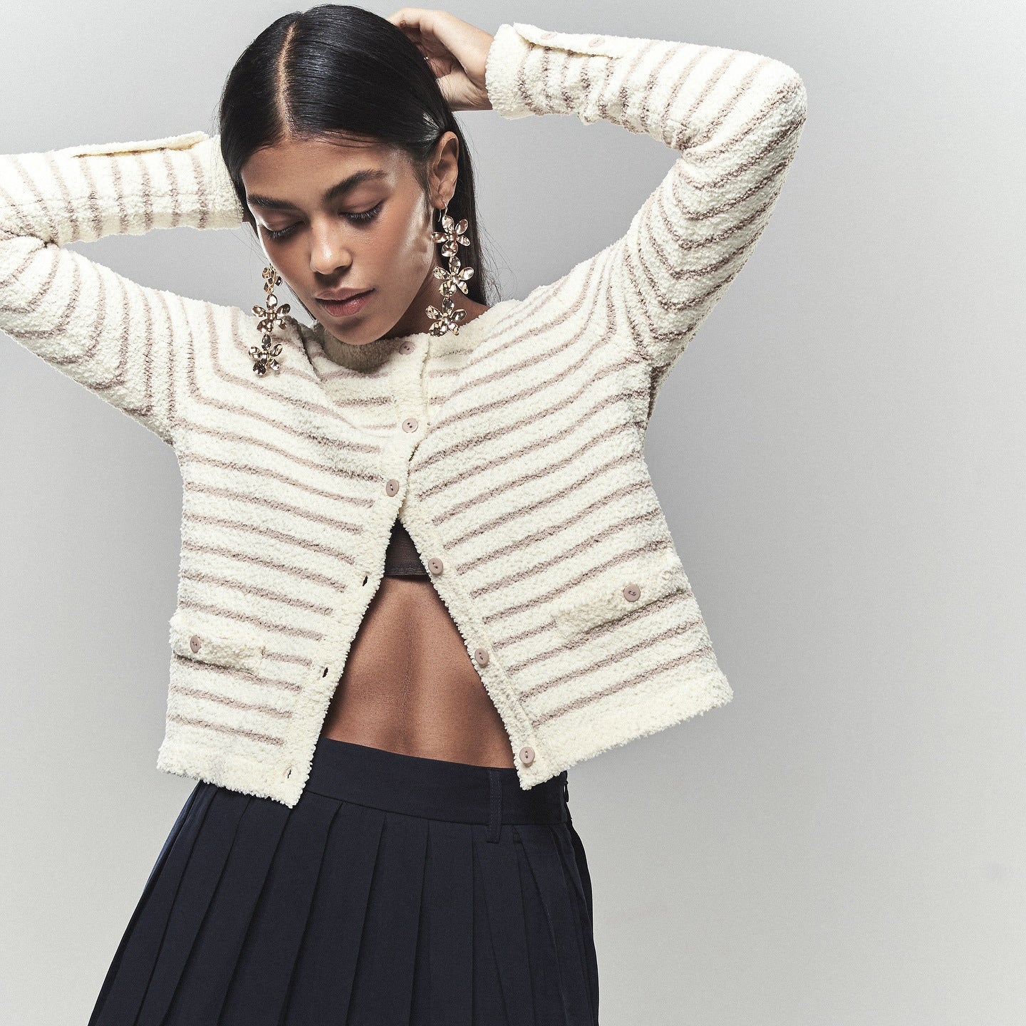 Women's cardigan with elegant button details and a casual cut NOVAE