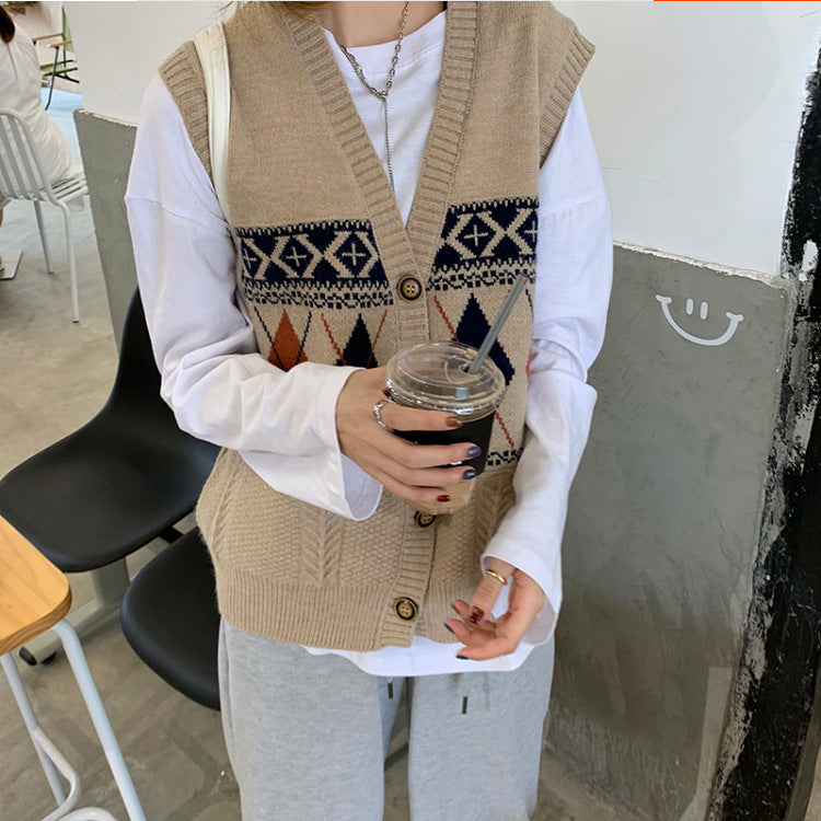 Women's knitted vest with elegant diamond pattern and button detail NOVAE
