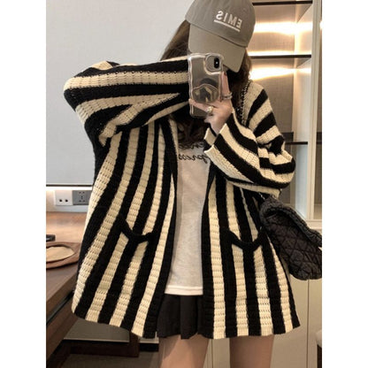 Women's Oversized Knit Poncho with Graphic Stripe Pattern NOVAE