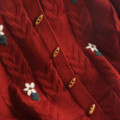 Women's cardigan with floral cable pattern and wooden buttons NOVAE