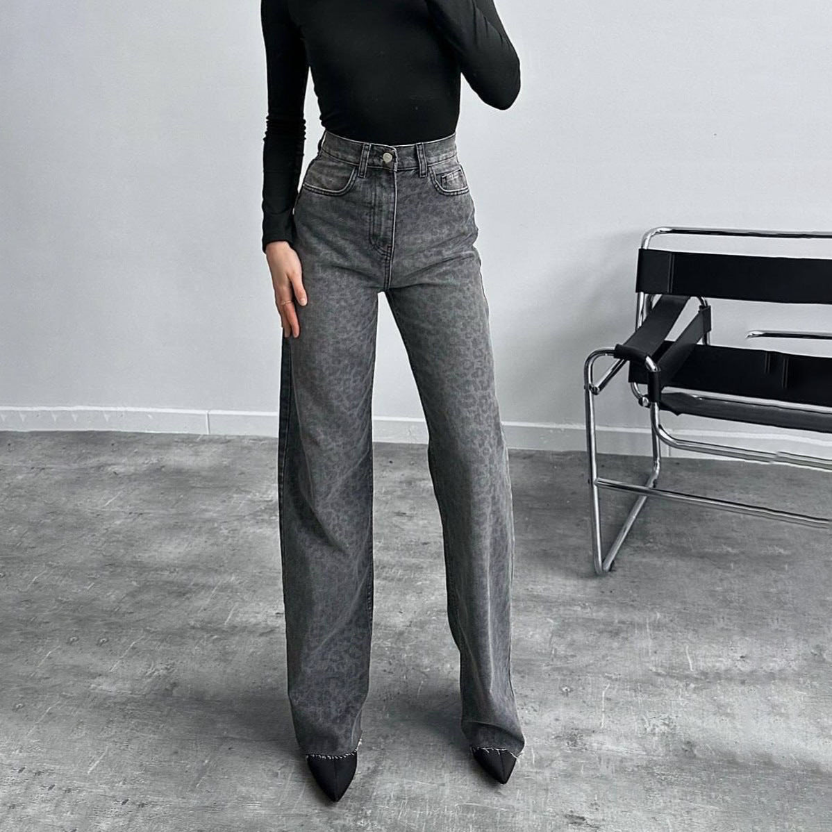 Women's jeans in a fashionable snake print with a high waist and straight cut NOVAE