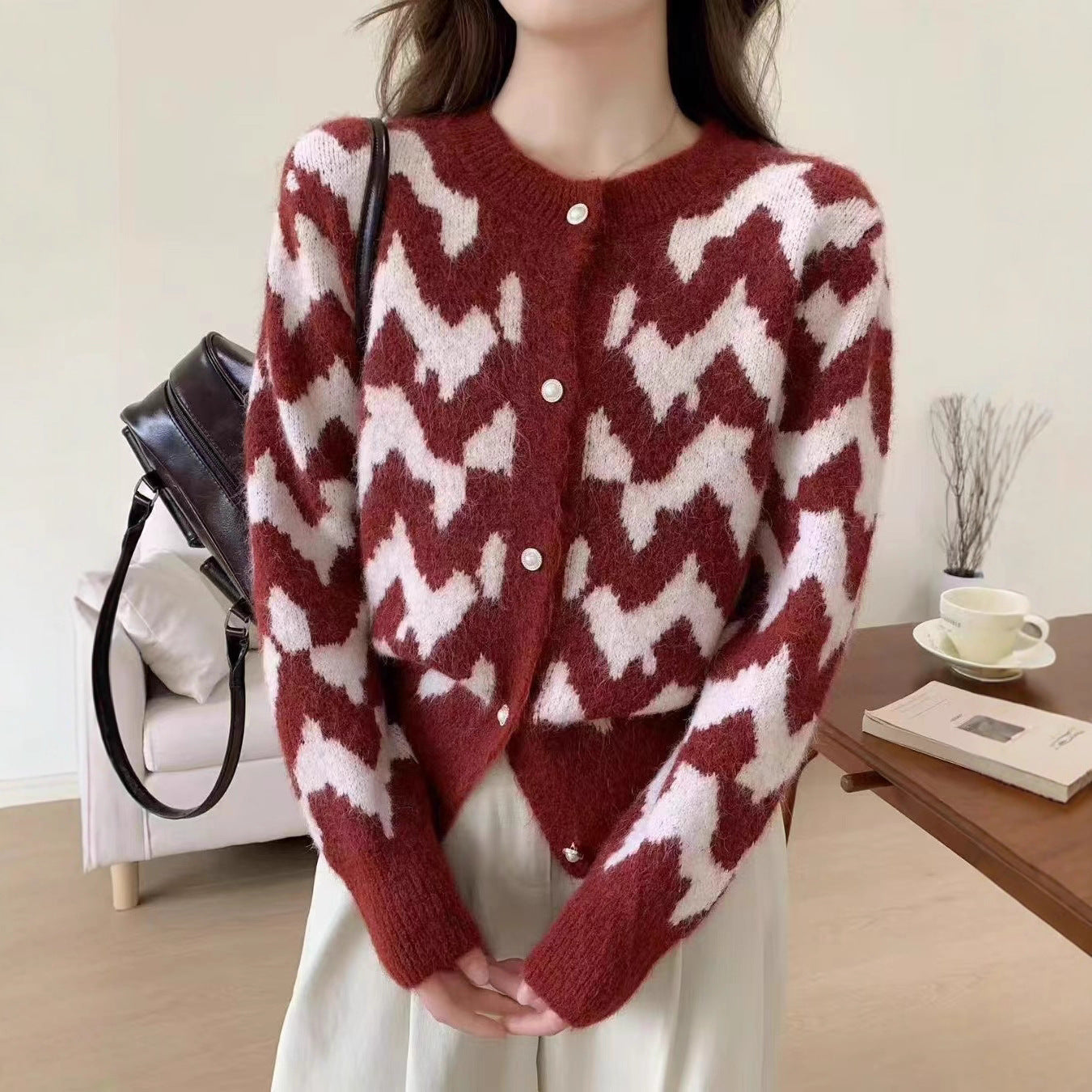 Women's cardigan with modern zigzag pattern and decorative buttons NOVAE