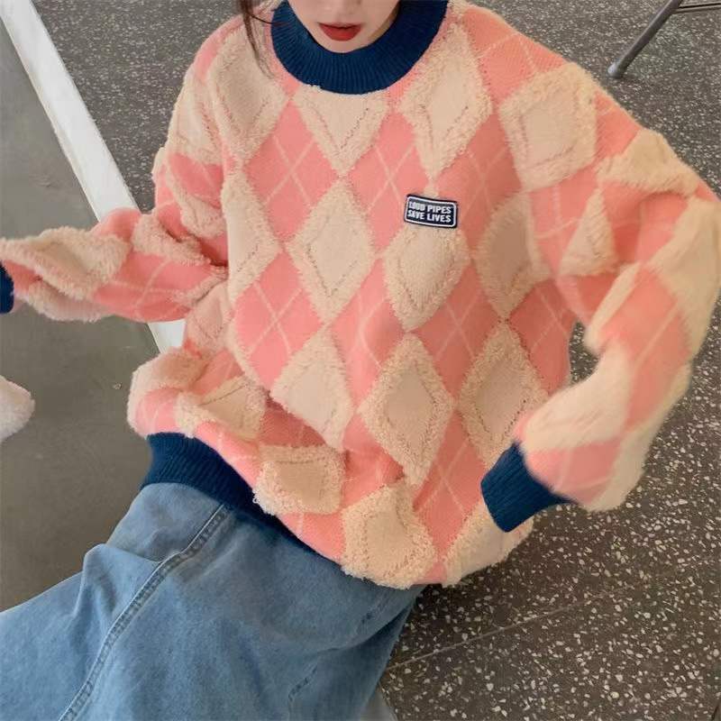 Women's fluffy sweater with a modern diamond pattern and relaxed fit NOVAE