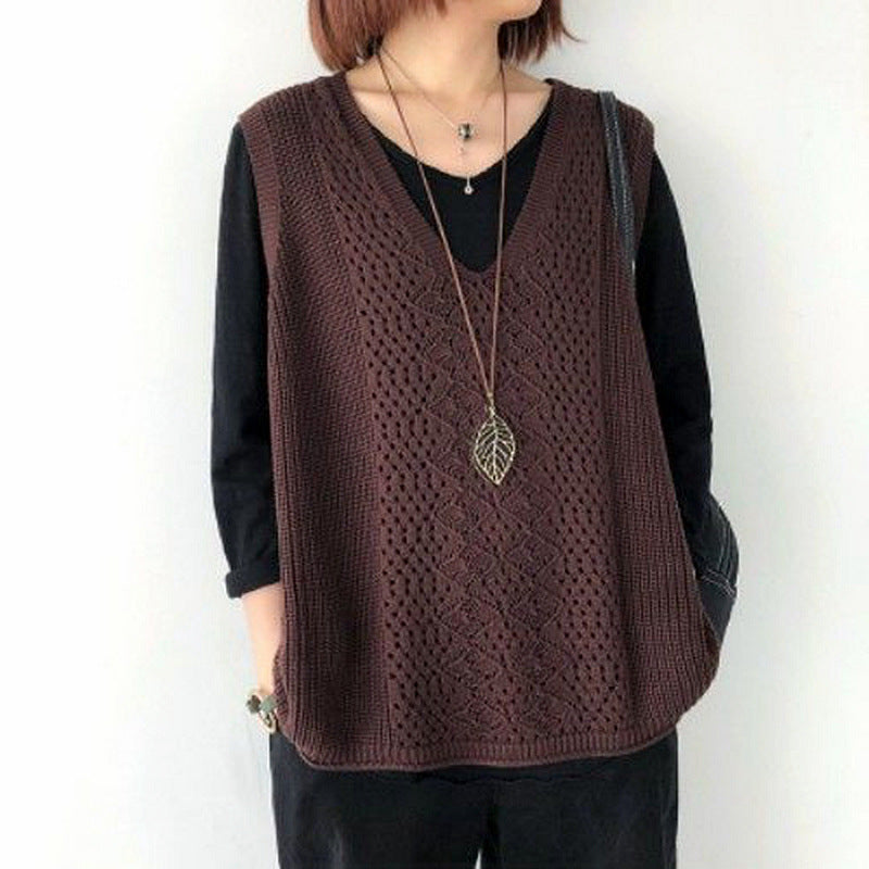 Women's knitted vest with deep V-neck and practical pockets NOVAE