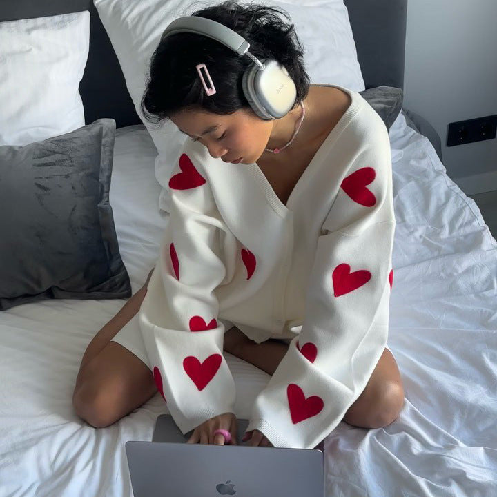 Women's comfortable sweatshirt with heart motif and relaxed fit NOVAE