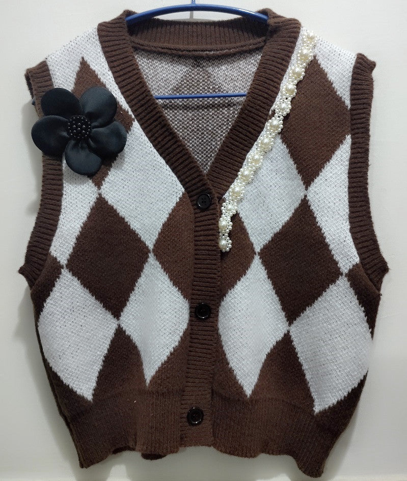 Women's knitted vest with a modern diamond pattern and elegant button detail NOVAE