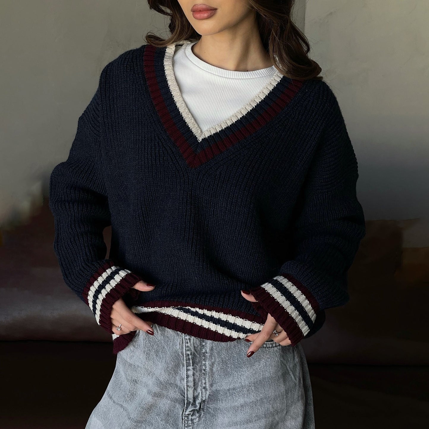 Women's casual V-neck sweater with striped details NOVAE