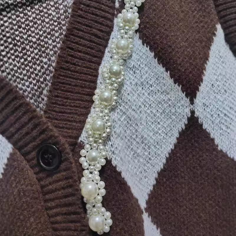 Women's knitted vest with a modern diamond pattern and elegant button detail NOVAE