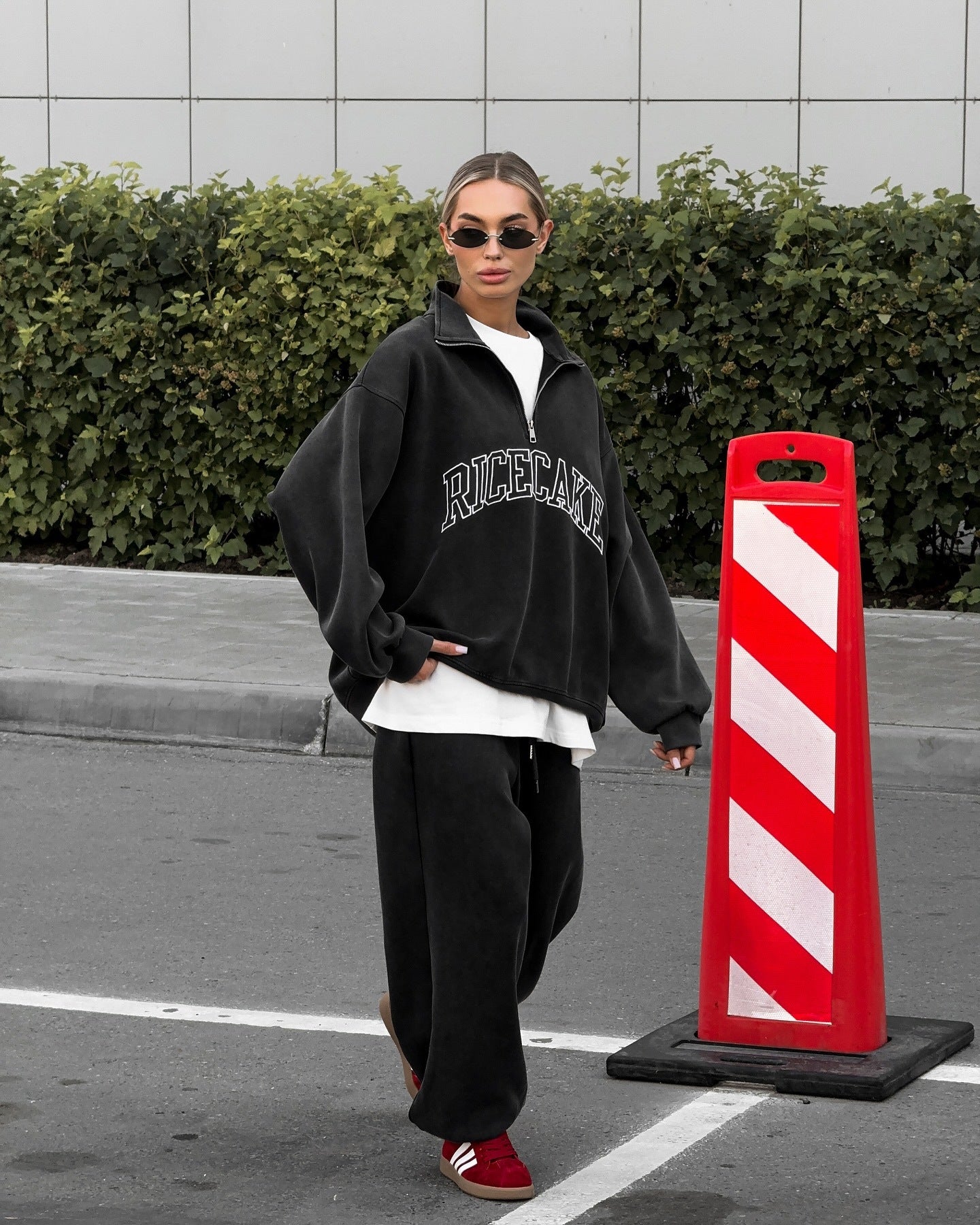 Women's comfortable oversized sweatshirt with high-quality zipper and casual cut NOVAE