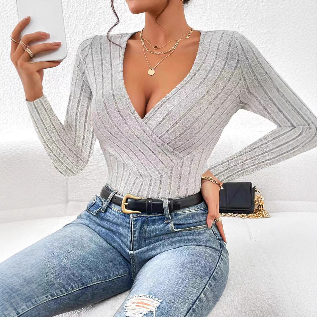 Women's knitted top with V-neck and elegant ribbed details NOVAE