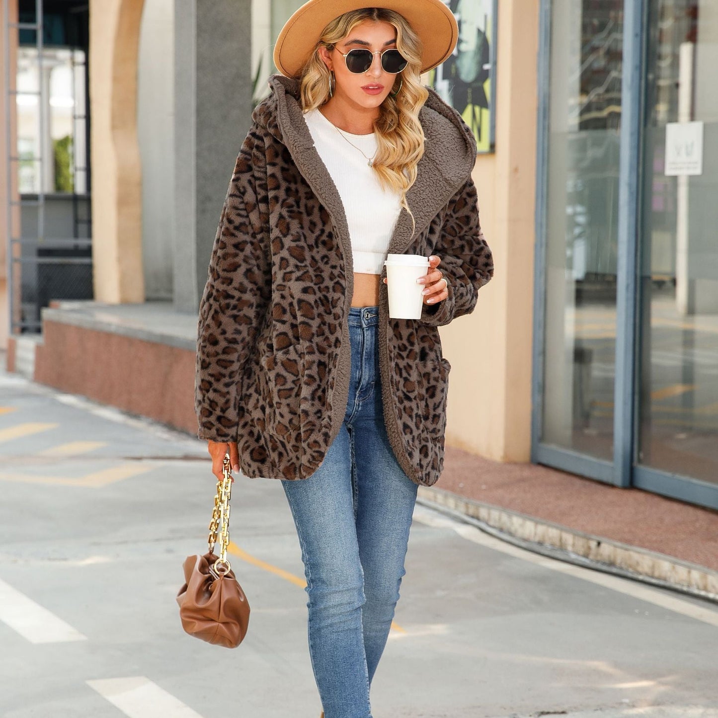 Women's plush jacket in a modern leopard print with hood and large pockets NOVAE