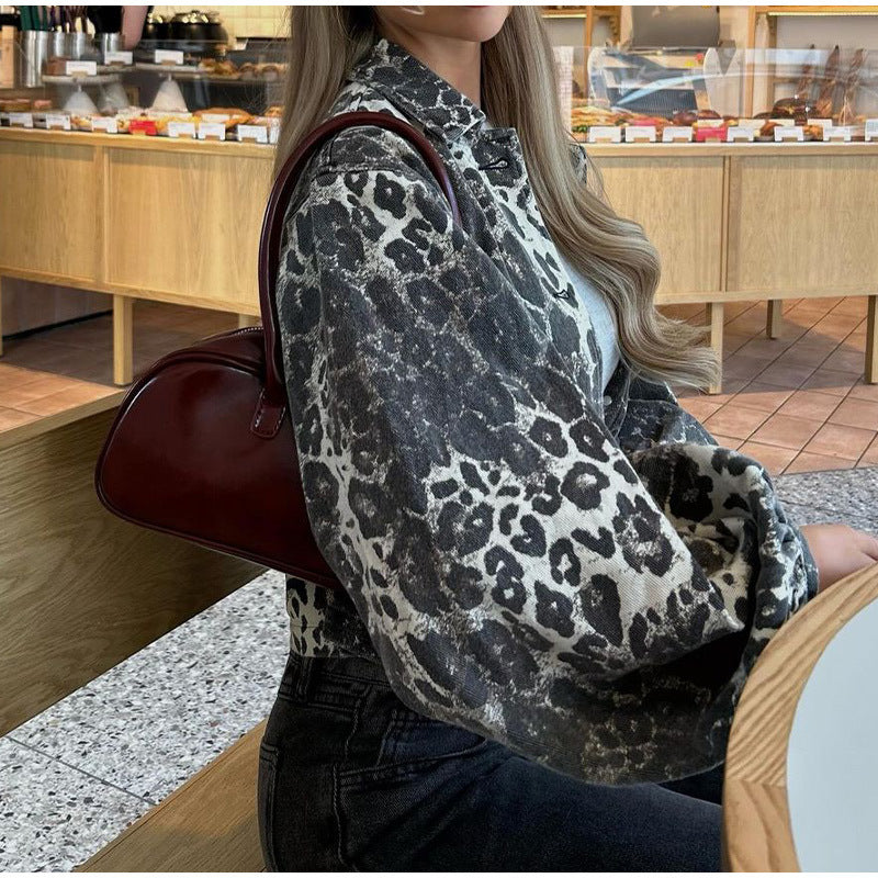 Women's handbag in an elegant retro design with ergonomic carrying handle NOVAE