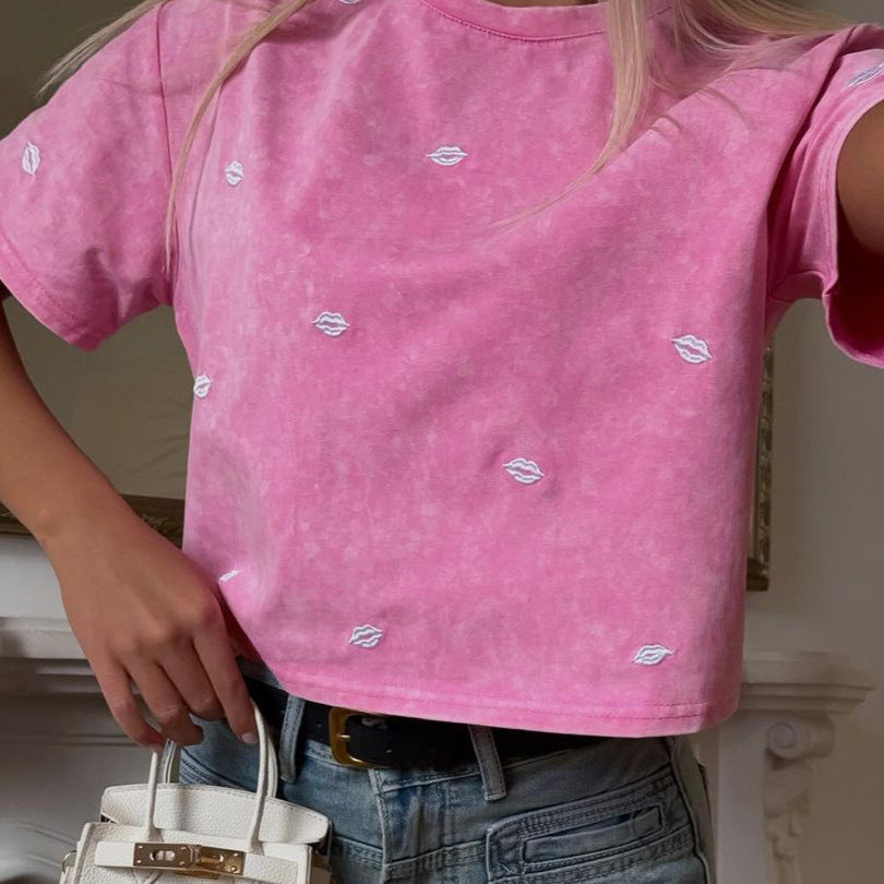 Women's cropped T-shirt with a creative lip pattern and a slight vintage look NOVAE