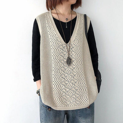 Women's knitted vest with deep V-neck and practical pockets NOVAE