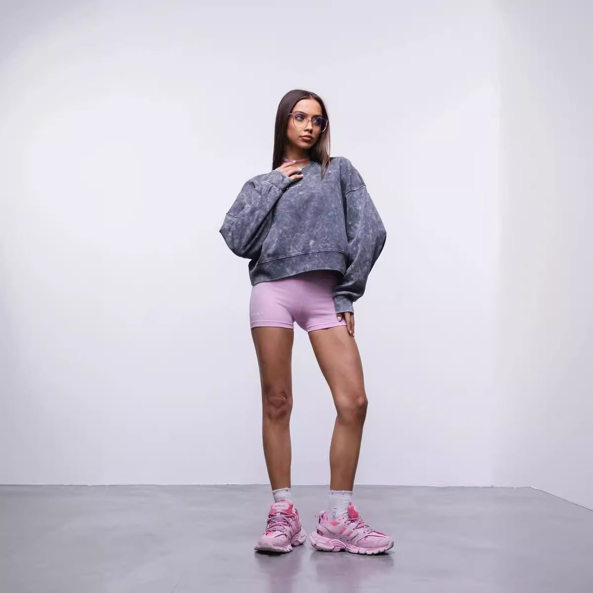 Women's cropped sweatshirt with wide sleeves and fashionable wash effect NOVAE