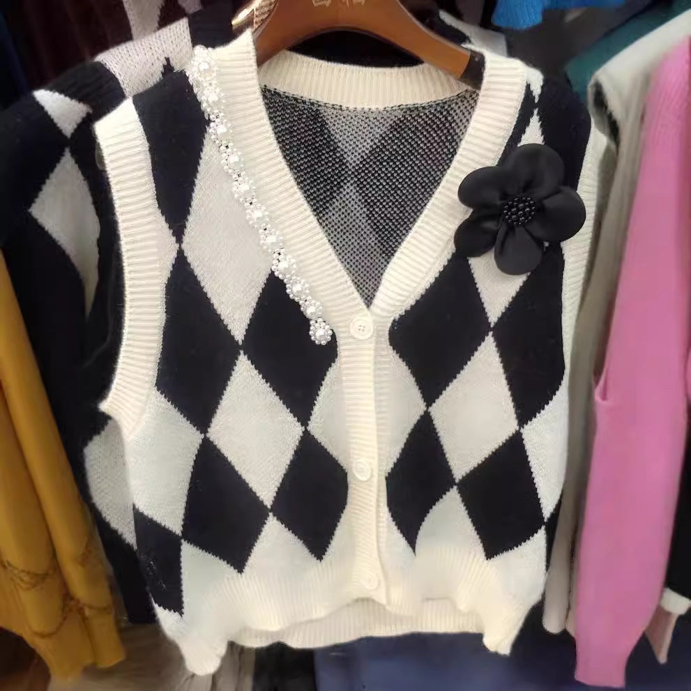 Women's knitted vest with a modern diamond pattern and elegant button detail NOVAE