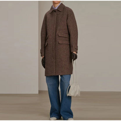 Women's elegant wool coat with pockets and contrasting buttons NOVAE