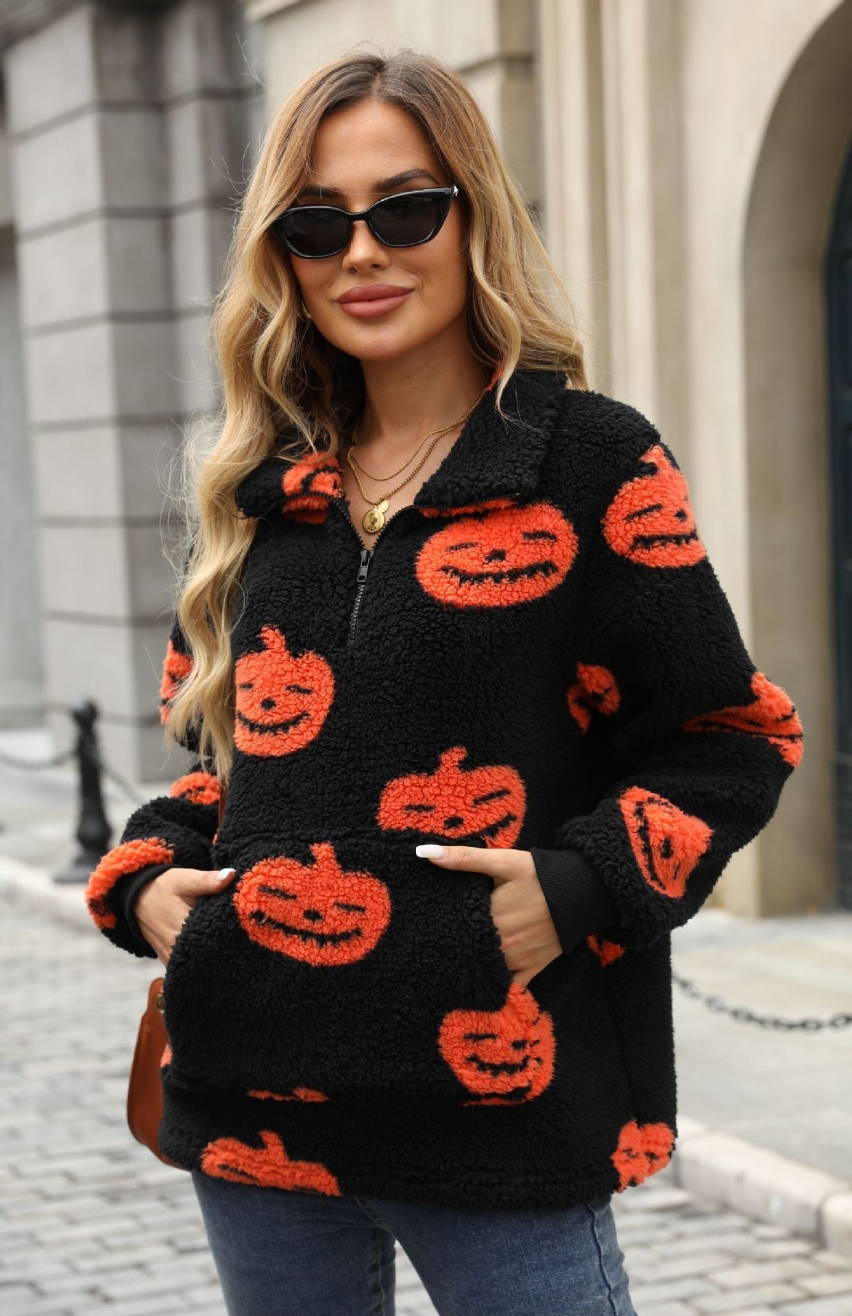 Women's plush sweater with Halloween motif and practical pockets NOVAE