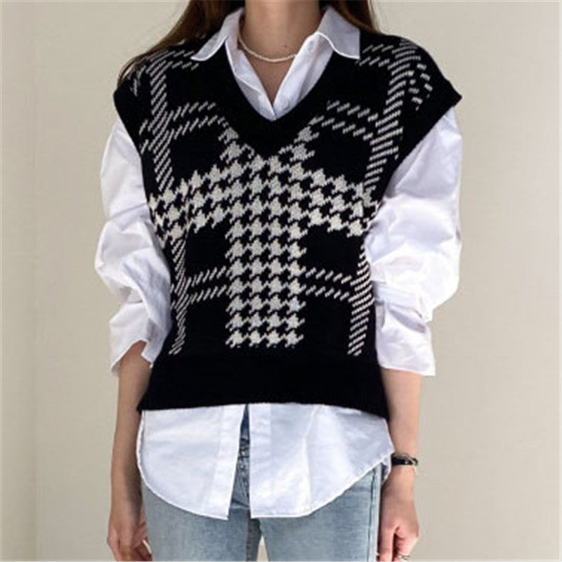 Women's knitted vest with V-neck and modern houndstooth pattern NOVAE