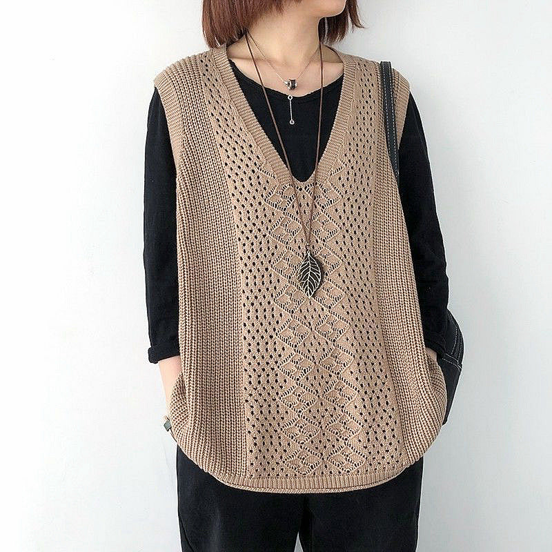 Women's knitted vest with deep V-neck and practical pockets NOVAE