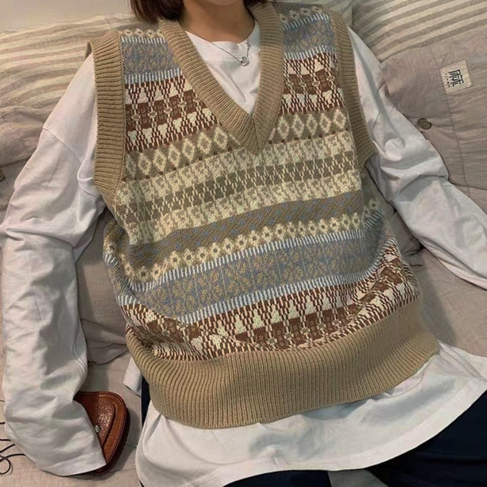 Women's sleeveless knitted vest with V-neck and pattern NOVAE