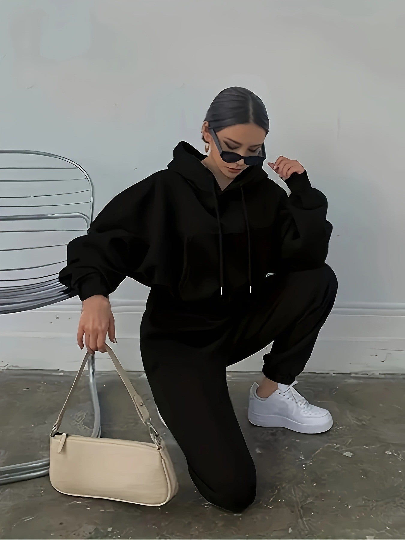 Women's Comfortable Hooded Pullover with a Casual Cut and Practical Pockets NOVAE