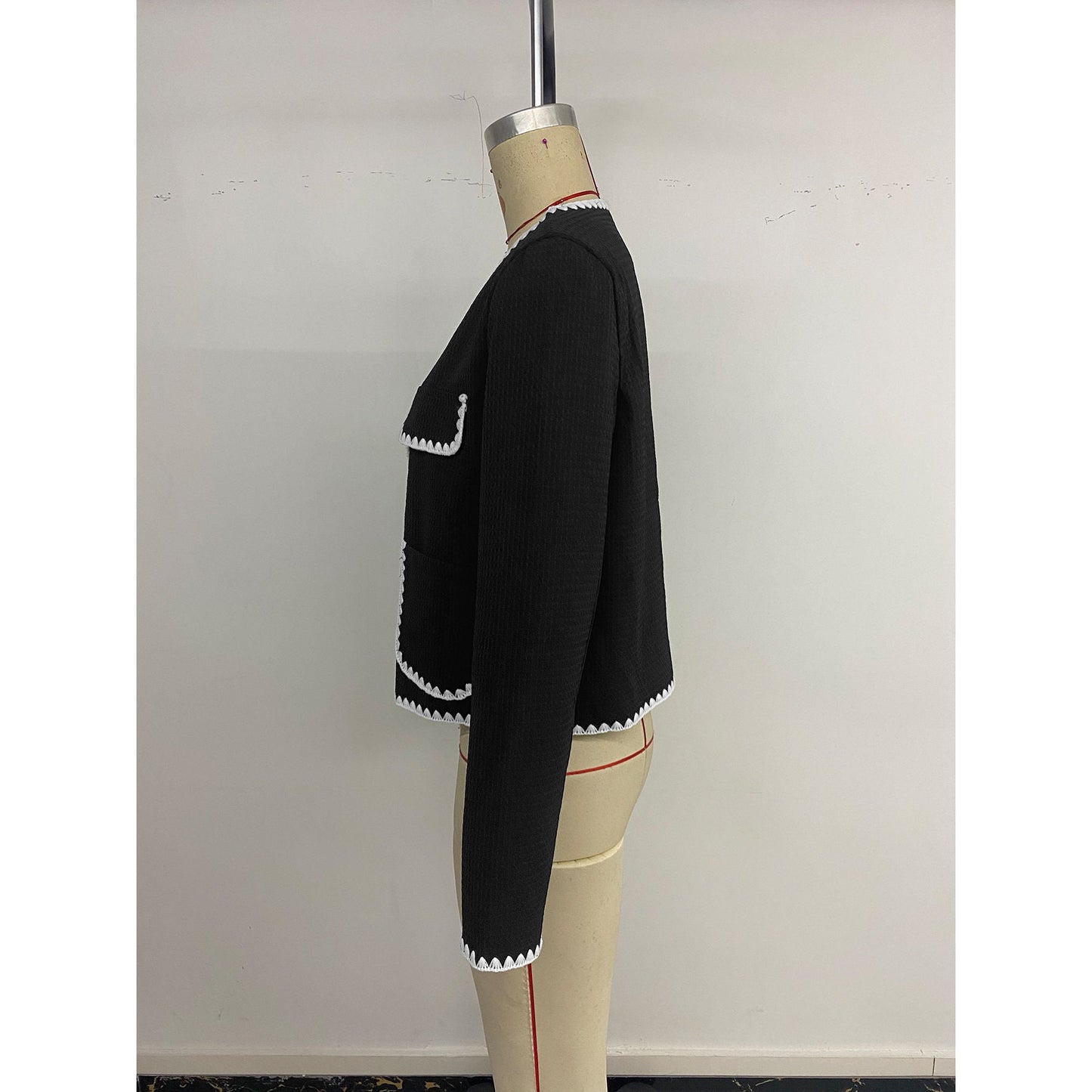 Women's elegant short-sleeved blazer jacket with contrasting piping details and pockets NOVAE