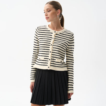 Women's cardigan with elegant button details and a casual cut NOVAE