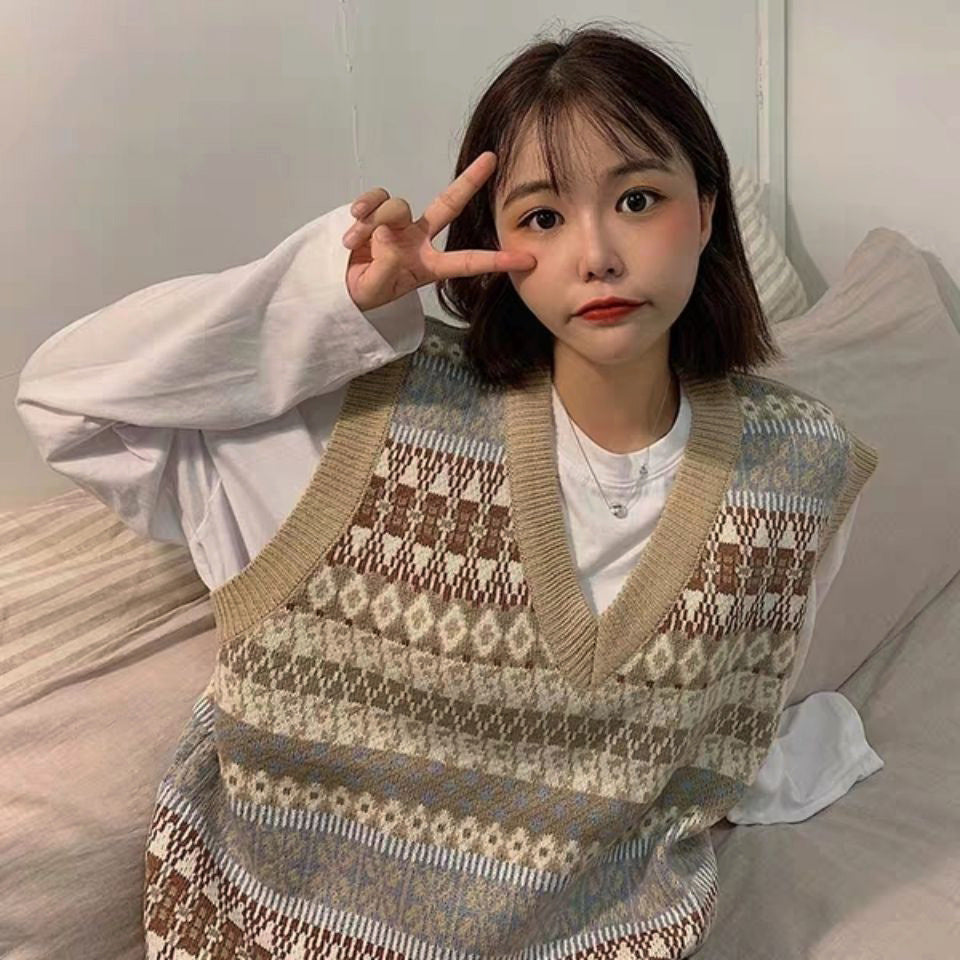 Women's sleeveless knitted vest with V-neck and pattern NOVAE