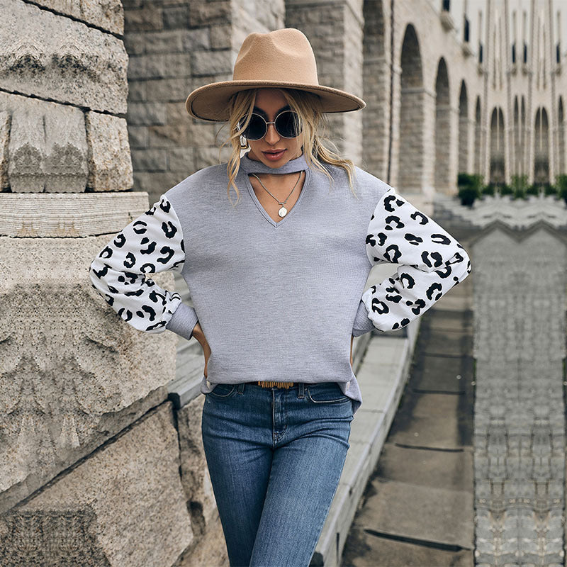 Women's sweatshirt with V-neck and trendy leopard sleeves NOVAE