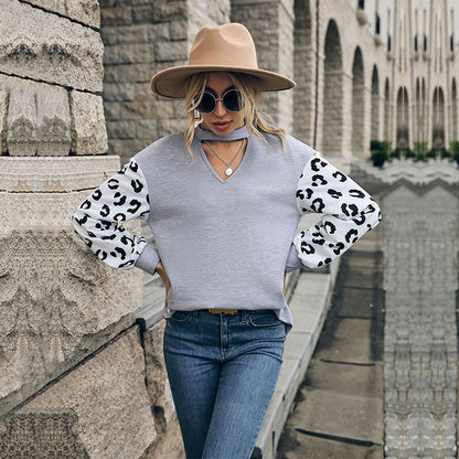 Women's sweatshirt with V-neck and trendy leopard sleeves NOVAE