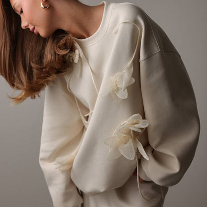 Women's sweatshirt with floral appliqués and a relaxed fit NOVAE