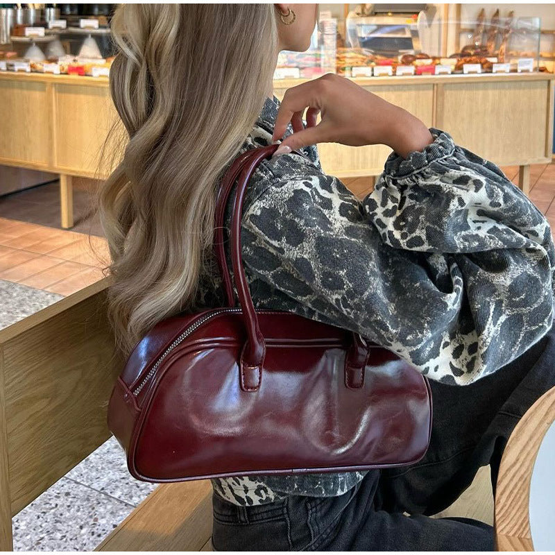 Women's handbag in an elegant retro design with ergonomic carrying handle NOVAE