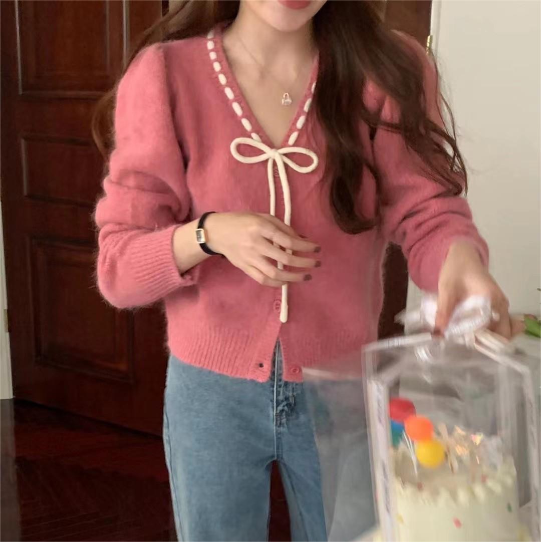 Women's cozy cardigan with contrasting buttons and elegant details NOVAE