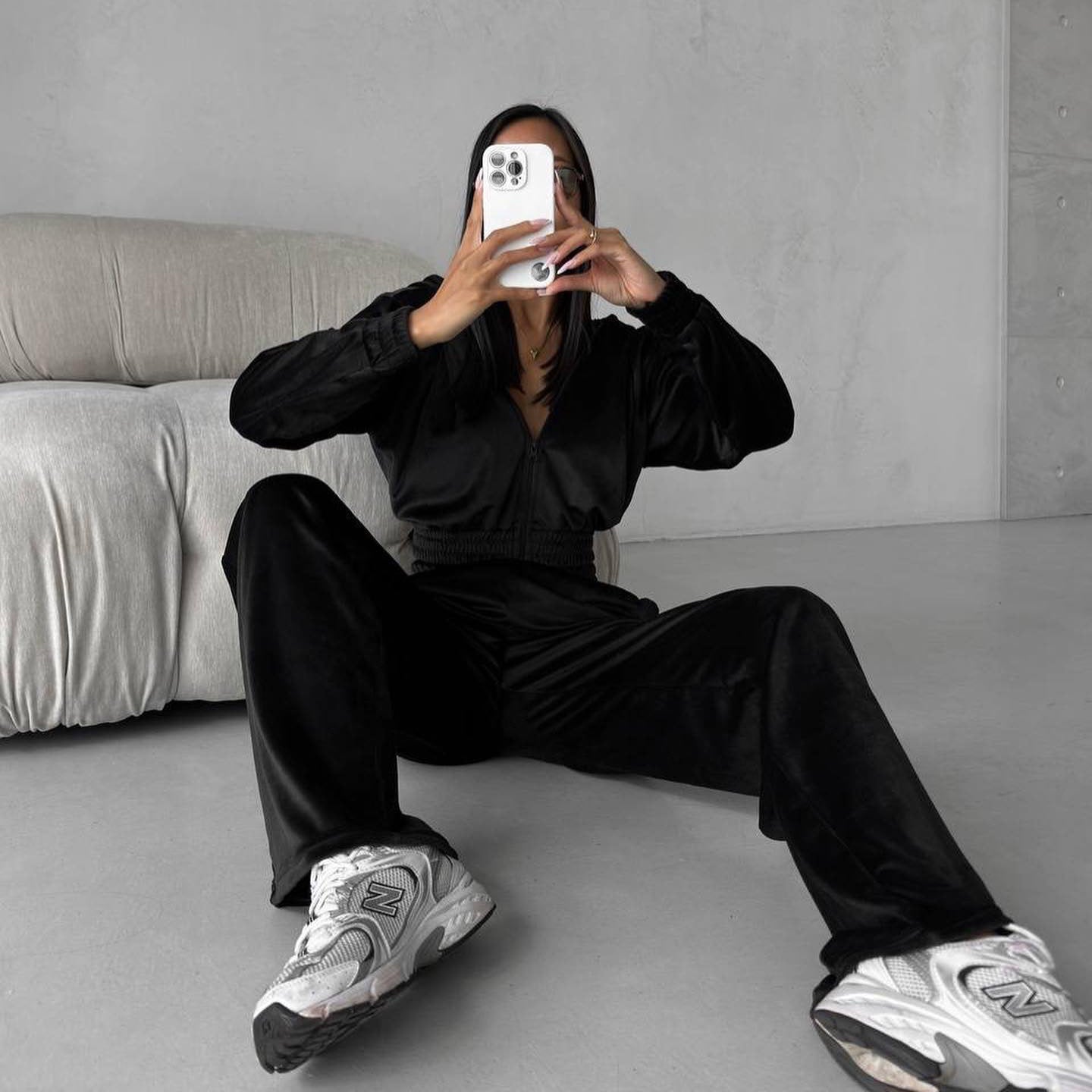 Women's tracksuit with elastic waistband and modern zipper NOVAE