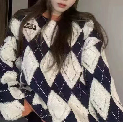 Women's fluffy sweater with a modern diamond pattern and relaxed fit NOVAE