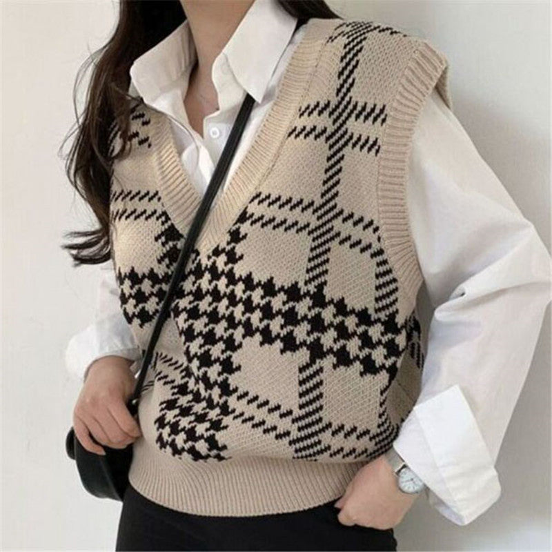 Women's knitted vest with V-neck and modern houndstooth pattern NOVAE